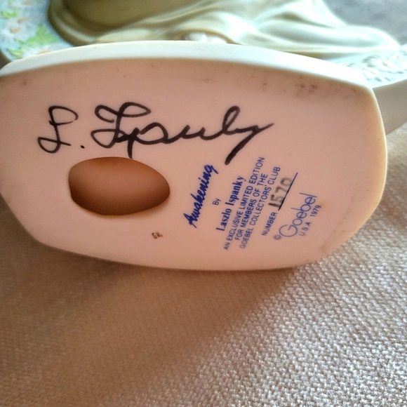Goebel Collectors Society  Figurine "Awakening" signed by artist Laszlo Ispanky - Picture 4 of 6